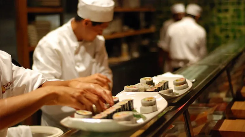 Đầu bếp Omakase với sự chuyên nghiệp và kỹ năng chế biến bậc thầy