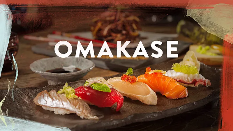 Đầu bếp Omakase đang tỉ mỉ chuẩn bị món sushi tươi ngon
