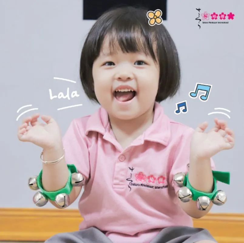 Bé gái dễ thương đang mỉm cười, tượng trưng cho niềm vui khi đặt tên con