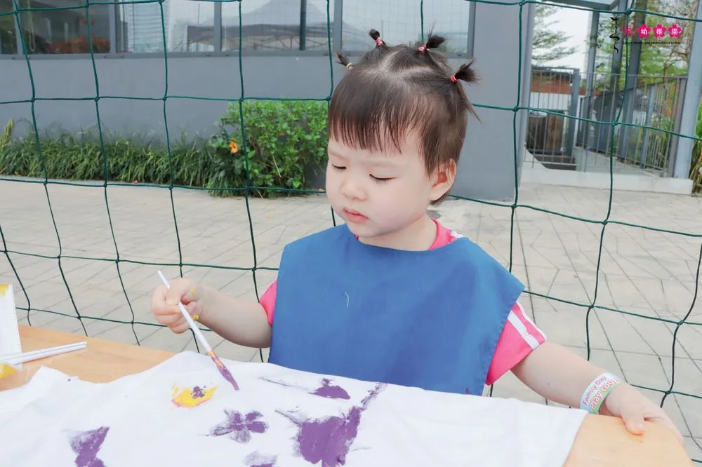 Bố mẹ đang ân cần chọn tên cho con gái, thể hiện sự quan tâm đến vận mệnh bé