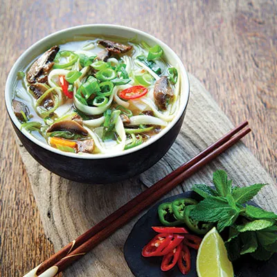 Bát phở nghi ngút khói, món ăn biểu tượng của Hà Nội