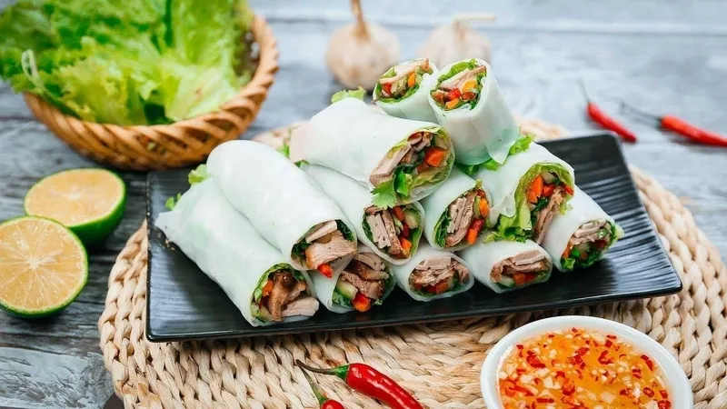 Phở cuốn là món ăn truyền thống được nhiều người yêu thích
