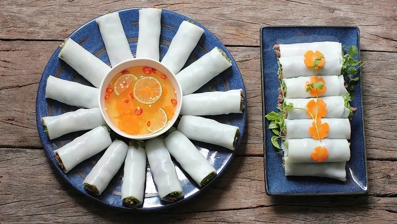 Lựa chọn nguyên liệu ít béo là bí quyết ăn phở cuốn không lo tăng cân