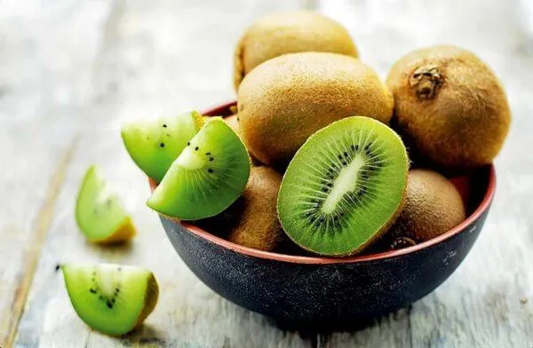 Quả kiwi xanh và vàng tươi ngon