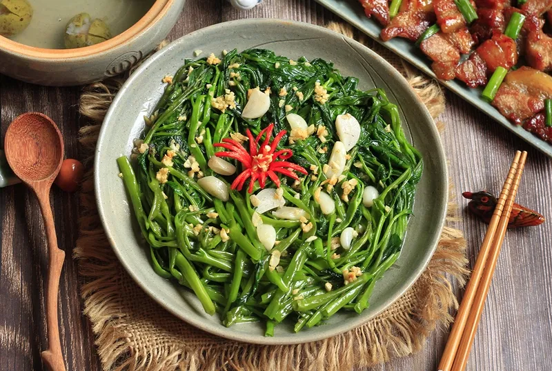 Một đĩa rau muống xanh mướt, biểu tượng cho sức khỏe và miễn dịch