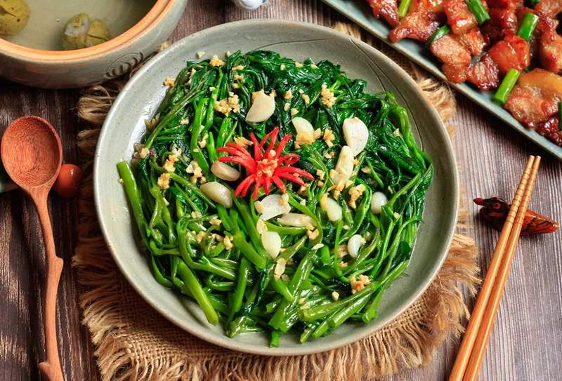 Rau muống xào tỏi không chứa quá nhiều calo