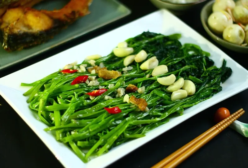 Không nên ăn rau muống xào tỏi để lâu, qua đêm
