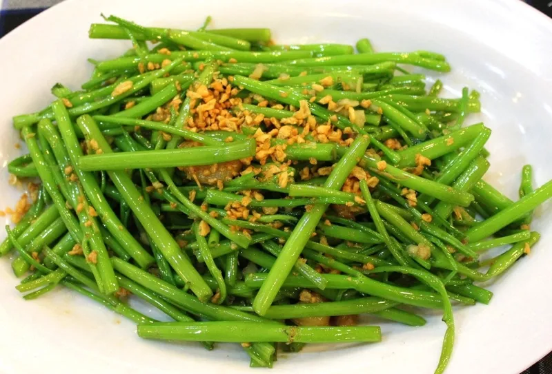 Xào rau trên lửa lớn giúp rau xanh hơn