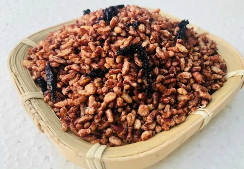 Gạo lứt sấy rong biển là món ăn vặt phù hợp cho người ăn kiêng