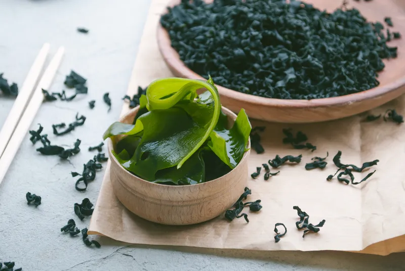 Bạn có thể lựa chọn rong biển tươi hoặc khô để chế biến