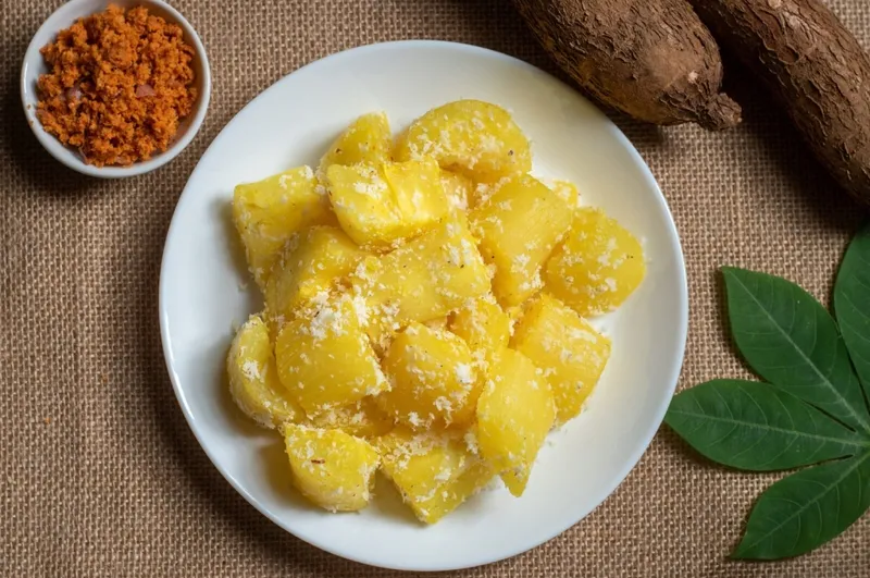 Củ sắn đã lột vỏ, cắt khúc và luộc chín, bày trên đĩa