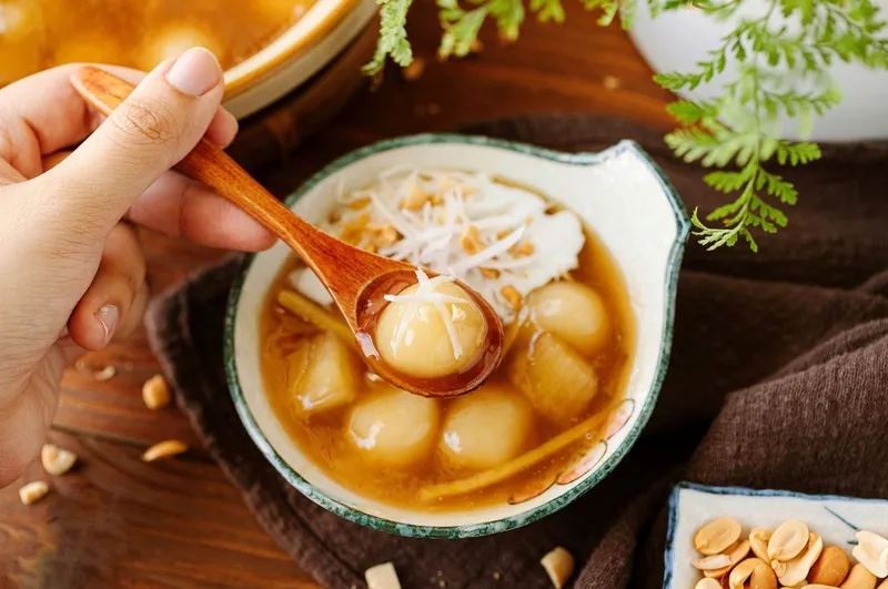 Bát chè sắn dẻo với nước cốt dừa và dừa nạo, hấp dẫn