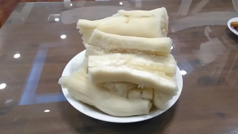 Những củ sắn luộc đã bóc vỏ, màu trắng ngà, hấp dẫn trên đĩa