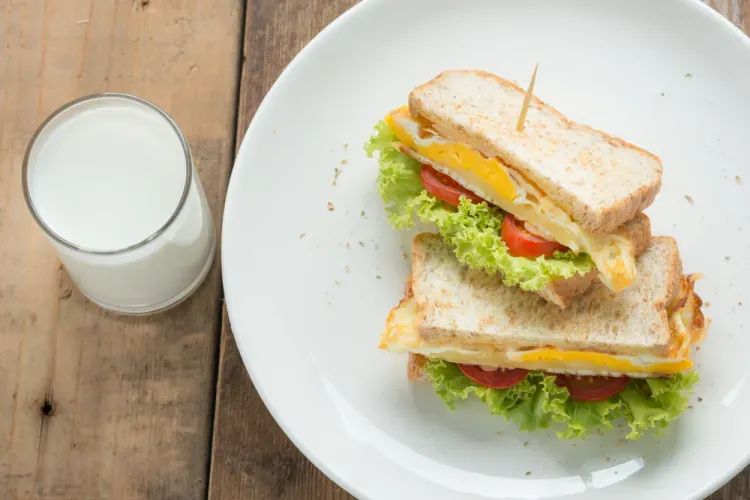 Những món ăn sáng ít calo dễ làm: Bánh mì nướng và trứng
