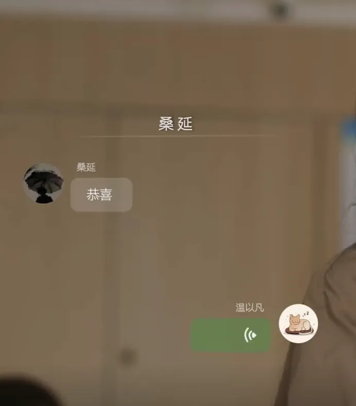 Vòng tay đôi với mặt charm bông tuyết và chiếc lá, đặt trên nền vải trắng