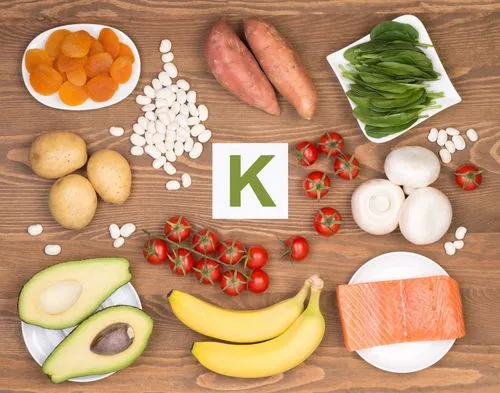Chuối là loại thực phẩm chứa nhiều Kali, giúp cân bằng điện giải và hỗ trợ chức năng cơ bắp