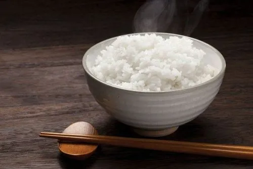 Bát cơm trắng, gợi nhắc tầm quan trọng của việc kiểm soát lượng calo trong khẩu phần ăn hàng ngày khi muốn giảm cân