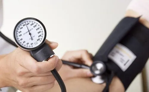 Người đàn ông đang đo huyết áp, minh họa cho việc yến mạch không tác động đáng kể đến huyết áp cao ở nam giới.
