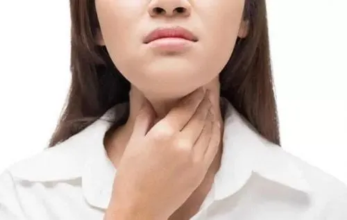 Người phụ nữ già khó nuốt thức ăn, nhắc nhở thận trọng khi ăn yến mạch dạng khô để tránh tắc nghẽn.