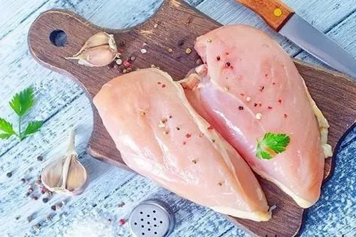 Bạn có thể sử dụng ức gà với hàm lượng calo thấp bằng cách cắt bỏ da và mỡ