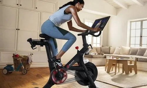 Người phụ nữ tập đạp xe đạp trong nhà với cường độ vừa phải
