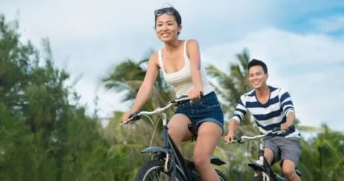 Người đàn ông đạp xe thư giãn trong rừng cây xanh giúp giảm căng thẳng