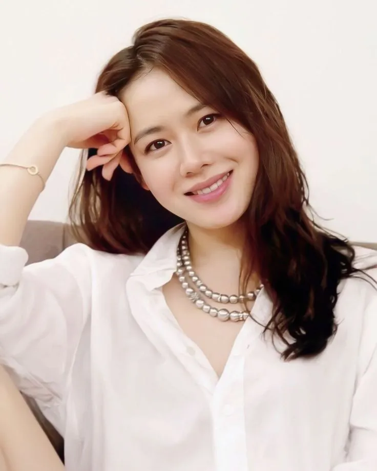 Son Ye Jin luôn giữ nụ cười rạng rỡ và phúc hậu