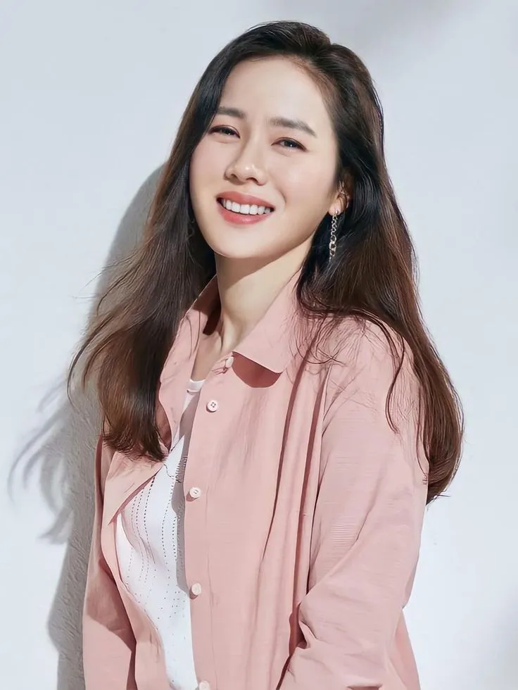 Gương mặt Son Ye Jin toát lên vẻ đẹp tự nhiên và viên mãn