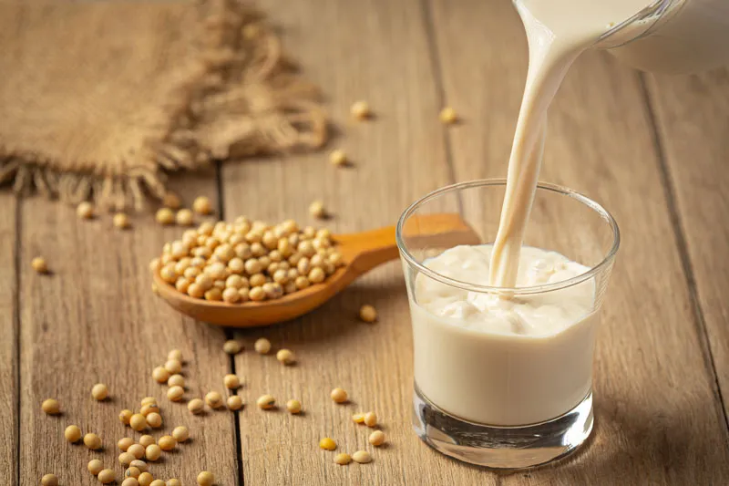 Sữa đậu nành và cháo trứng gà đều chứa hàm lượng protein cao, không nên dùng cùng lúc
