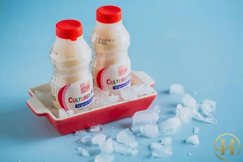 Dòng sữa Yakult trong chai nhỏ tiện lợi
