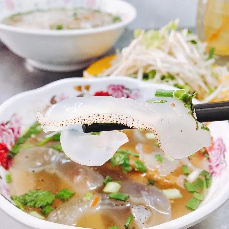 Bún sứa chả cá ngọt thanh, dai giòn