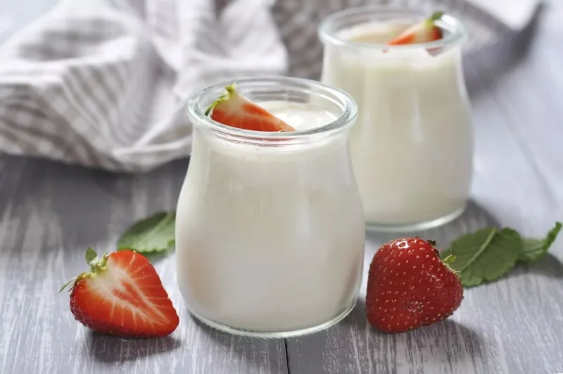 Hũ sữa chua không đường cùng trái cây tươi giàu vitamin và khoáng chất