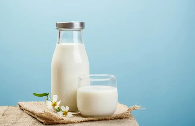 Người bệnh Gout đang đọc nhãn thông tin dinh dưỡng trên hộp sữa