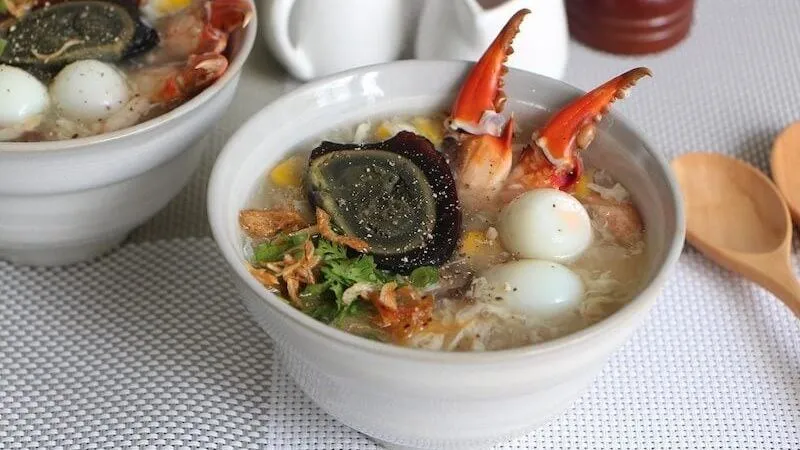 Bát súp cua sánh mịn, thơm ngon với thịt cua, trứng và rau thơm