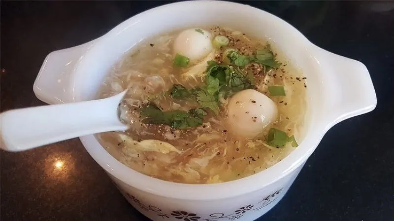 Người nội trợ đang tự tay nấu súp cua tại nhà, kiểm soát nguyên liệu tươi ngon