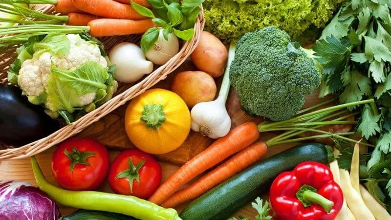 Các loại rau củ tươi xanh được bổ sung vào món súp cua để tăng cường dinh dưỡng và chất xơ