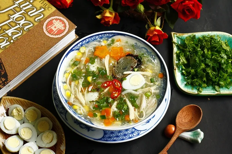 Súp gà ngô là món khai vị quen thuộc trong các bữa tiệc