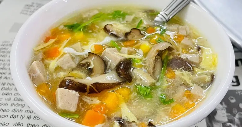 Súp gà nấm là món ăn thanh đạm và dễ chế biến