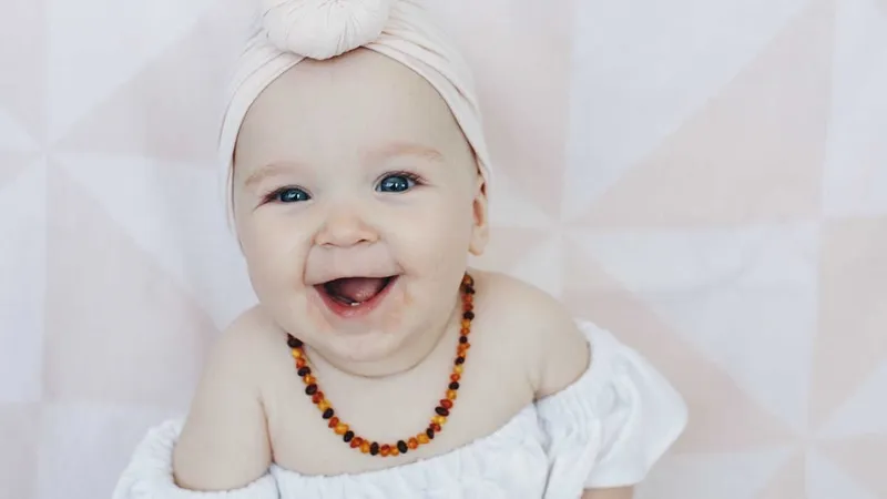 Vòng hổ phách cho bé là một chuỗi các hạt hổ phách tròn được làm từ nhựa cây hóa thạch tự nhiên