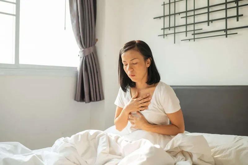 Dùng cây cỏ mực quá liều có thể gây buồn nôn, đau đầu