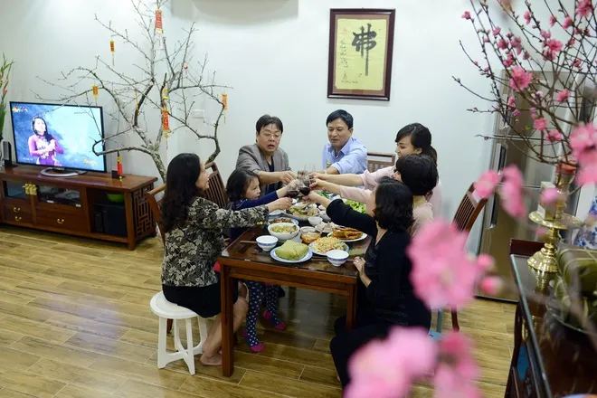 Nụ cười sum vầy trong bữa cơm Tất niên cuối năm