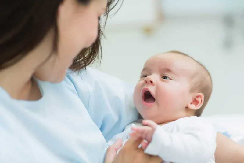 Cô gái với bông hoa cài tóc, tượng trưng cho vẻ đẹp hài hòa của thiên nhiên
