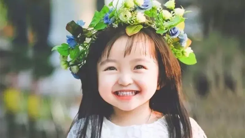 Gương mặt suy tư của một người đang tìm hiểu về các nguyên tắc phong thủy