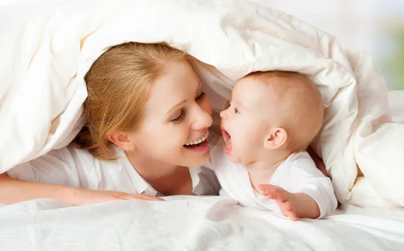 Hình ảnh cô gái trẻ với nụ cười thân thiện, mang năng lượng vui vẻ