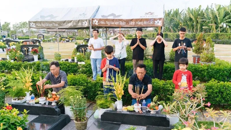 Các thế hệ con cháu hướng về cội nguồn, tưởng nhớ tổ tiên