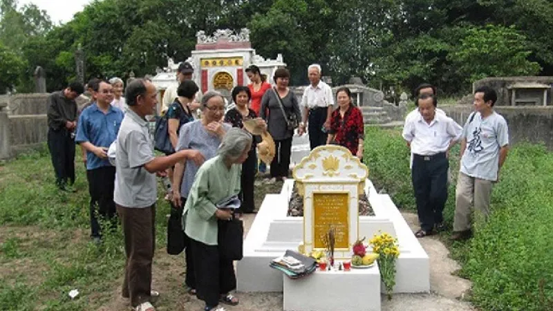 Gia đình cùng nhau tảo mộ và chuẩn bị mâm cúng trong dịp Thanh Minh