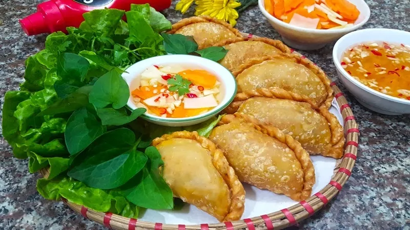 Món bánh gối giòn tan ăn kèm với nước mắm chua ngọt rất được yêu thích.