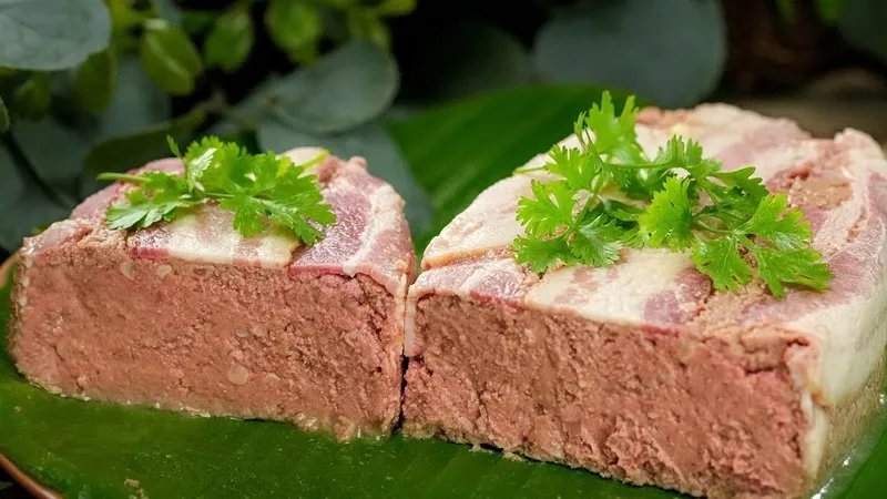Thực đơn đa dạng với pate, cung cấp thông tin về hàm lượng calo để người dùng cân nhắc