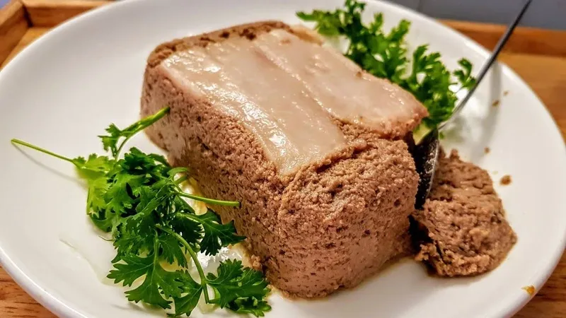 Một đĩa pate gan heo thơm ngon, béo ngậy ăn kèm rau thơm và bánh mì