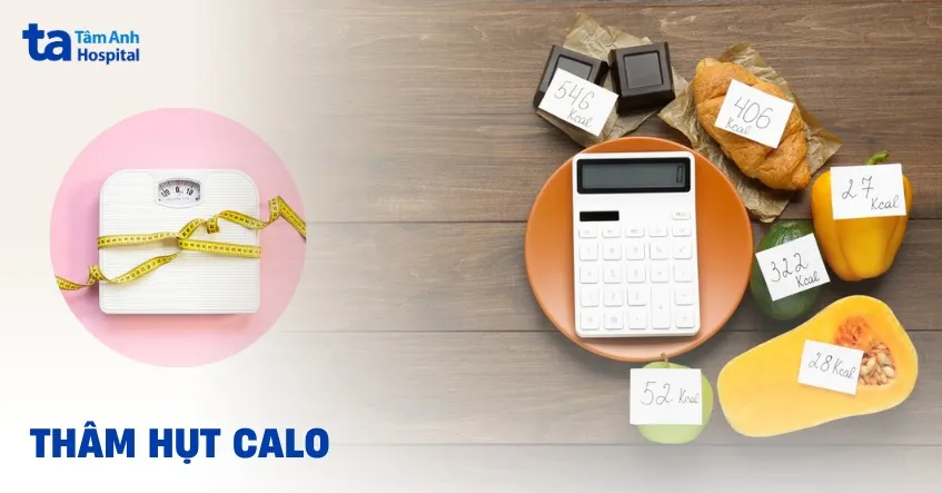 Người phụ nữ đang đọc thông tin về thâm hụt calo